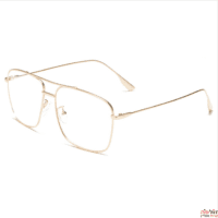 משקפי ראיה עם מסגרת זהב על רקע לבן