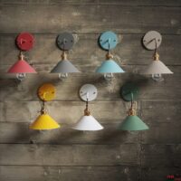 שבע מנורות קיר בצורת קונוס בצבעים שונים