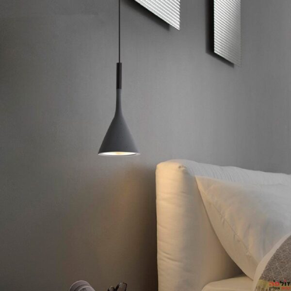 מנורת תקרה אפורה תלויה בחדר שינה