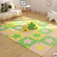 חדר עם שטיח פעילות לילדים בצבעים ירוק וצהוב