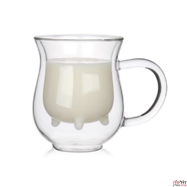 כוס עם זכוכית פנימית בצורת עטינים מלאה בחלב